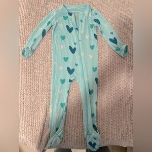 Kyte baby valentines heart zippered onesie. 12-18 months. Bamboo material!